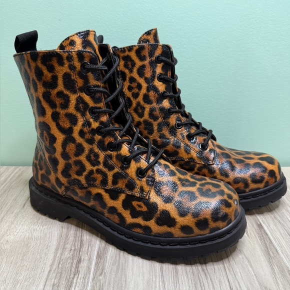 Torrid Animal Print Lace-Up Boots 8W - Picture 4 of 8